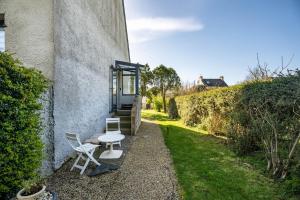 a table and chairs sitting next to a building at Gîte Ty Berniques in Pléneuf-Val-André