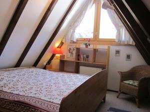 a bedroom with a bed and a window at Ferienhaus Geißler Oslo in Molberting