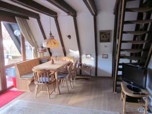 a dining room with a wooden table and chairs at Ferienhaus Geißler Oslo in Molberting
