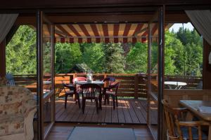 a patio with a table and chairs on a deck at Ferienhaus Geißler Oslo in Molberting