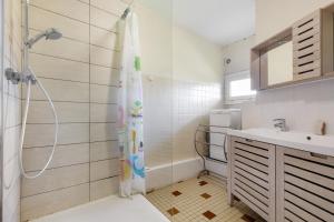 a bathroom with a shower and a sink at Gîte de Mirabel Château Saint Ahon in Blanquefort +17 photos