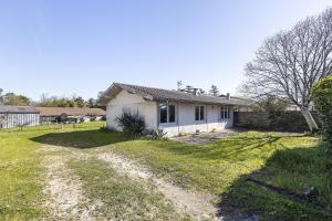 a house with a dirt road in front of it at Gîte de Mirabel Château Saint Ahon in Blanquefort