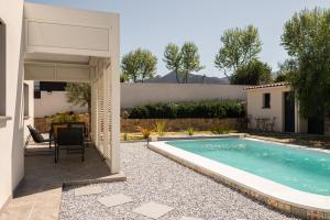 a backyard with a swimming pool and a house at Chambre indépendante climatisée in Laroque-des-Albères