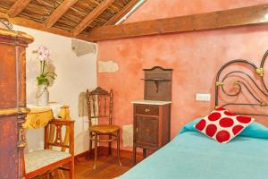 a bedroom with a bed and a table and chairs at Casa Emblemática La Pileta Bentejui in Agüimes