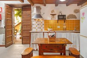 a kitchen with a table and chairs and a sink at Casa Emblemática La Pileta Bentejui in Agüimes