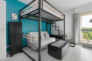 a bedroom with a bunk bed in a room at Studio Emma in Le Croisic