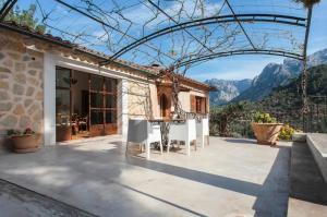 a patio with a table and a view of mountains at Can Garí in Sóller