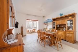 a kitchen and dining room with a table and chairs at Rossini 14 Centro e Mare a Piedi in Porto Cesareo