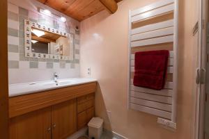 a bathroom with a sink and a mirror at Chambre d'hôte Chalet le Persan in Courchevel