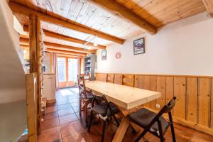 a dining room with a wooden table and chairs at Chambre d'hôte Chalet le Persan in Courchevel