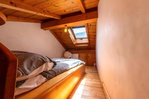 a bedroom with a bed and a window in a cabin at Chambre d'hôte Chalet le Persan in Courchevel