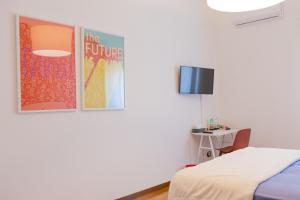 a room with a bed and a table and a tv at Villa Vetrano in Cimitile