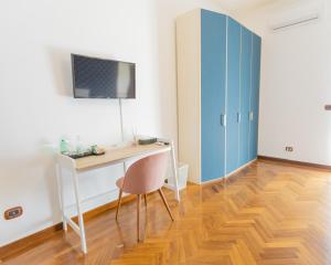 a room with a desk and a blue cabinet at Villa Vetrano in Cimitile +37 photos