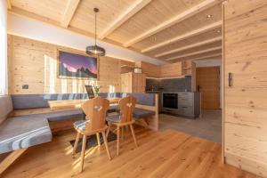 a kitchen and dining room with a table and chairs at Metzgermayr in Villabassa