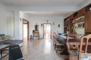 a kitchen and living room with a table and chairs at Casa Belvedere in Foiano della Chiana