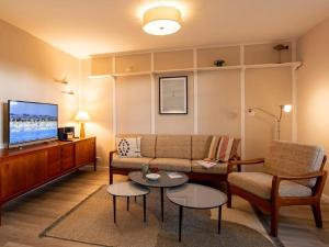 a living room with a couch and a tv at Fewo Op de Warft in Pellworm