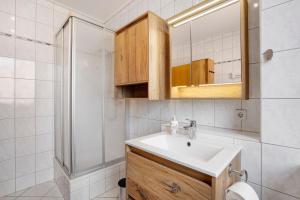 a bathroom with a sink and a shower at Ferienwohnung Spree - Oase in Spremberg +18 photos