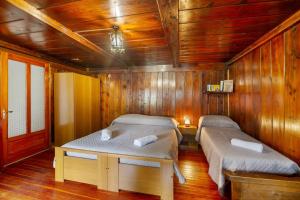 a room with two beds in a wooden cabin at Luéisch Ketschu near Gressoney in Issime