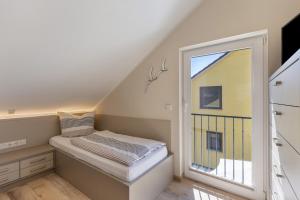 a room with a bed and a window at Ferienanlage am Seerand in Joachimsthal