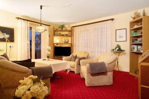 a living room with a table and chairs at Ferienwohnungen Michael u Christine in Langenargen