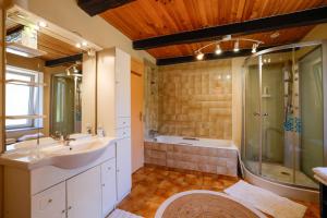 a bathroom with a sink and a shower at Chambre Breizh in Cast +13 photos