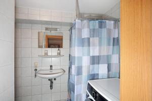 ein Badezimmer mit Waschbecken und Duschvorhang in der Unterkunft Obermaiselstein in Obermaiselstein + 14 Fotos