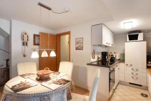 eine Küche und ein Esszimmer mit Tisch und Stühlen in der Unterkunft Obermaiselstein in Obermaiselstein