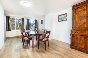a dining room with a table and chairs at Ferien- Monteurwohnung in Nürnberg in Nuremberg