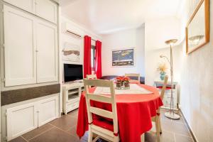 a kitchen and dining room with a table and chairs at Maison avec piscine en Catalogne in Aramunt