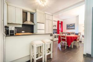 a kitchen and dining room with a table and chairs at Maison avec piscine en Catalogne in Aramunt