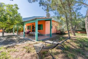 a small house with a porch and a chair at Maison avec piscine en Catalogne in Aramunt