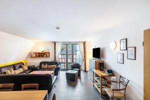 a living room with a couch and a table at Bacchus Holiday Homes in Bacharach