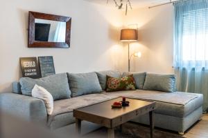 a living room with a couch and a coffee table at Ferienwohnung Zu Hause auf Zeit in Balingen