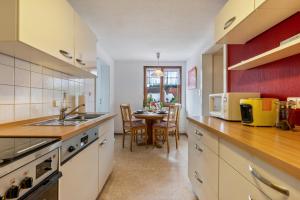 a kitchen with a sink and a table with chairs at Ferienwohnung Zu Hause auf Zeit in Balingen