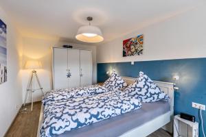 a bedroom with a bed with blue and white sheets at Ferienwohnung Zu Hause auf Zeit in Balingen