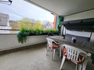a balcony with a table and chairs and a window at Ferienwohnung Kleine Bergluft Hahnenklee in Hahnenklee-Bockswiese