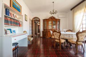 a dining room with a table and chairs at Il Faro in Sarroch