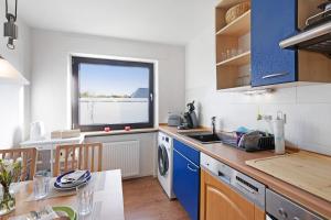 a kitchen with a sink and a washing machine at Ferienwohnung Obrighoven in Wesel