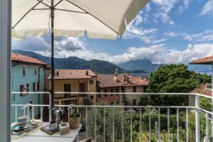 a view from a balcony with an umbrella at Casa Royale Appartamento Acqua in Lierna