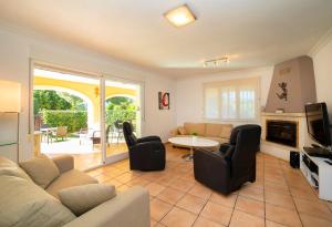 a living room with a couch and a table at Verano in Calpe