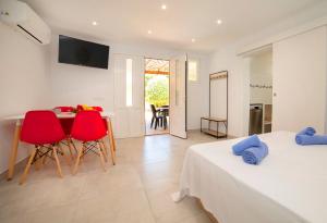 a bedroom with two beds and a table and chairs at Verano in Calpe