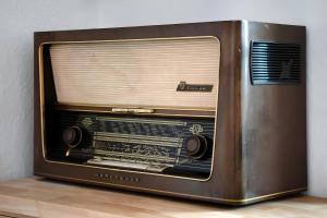 an old radio sitting on top of a floor at Ferienwohnung im Strumpfweberhaus in Schiltach