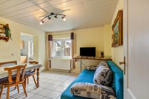 a living room with a blue couch and a table at App und Fewos Wolf in Usingen