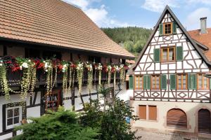a building with flowers on the side of it at Ferienwohnung im Strumpfweberhaus in Schiltach