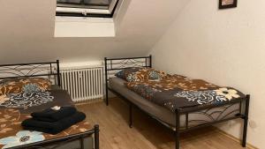a room with two beds in a room at Appartment nahe Galopprennbahn in Iffezheim