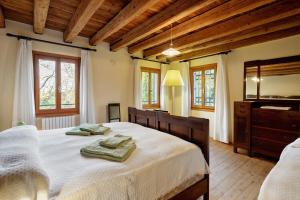 a bedroom with a bed with two towels on it at Agriturismo Marzanino in Torre di Mosto