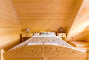 a bedroom with a bed in a log cabin at Morcinowe Chałpy in Murzasichle
