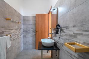 a bathroom with a bowl sink and a shower at Il cappello sulle 23 in Avola +37 photos
