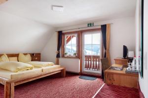 a bedroom with a bed and a window at Gästehaus Krone in Sankt Georgen im Schwarzwald