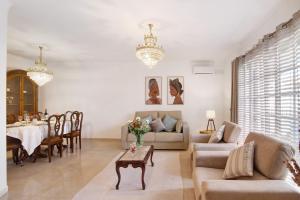 a living room with a couch and a table at Casa Judite in Lagoa